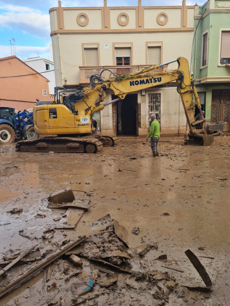 Máquina limpiando lodo